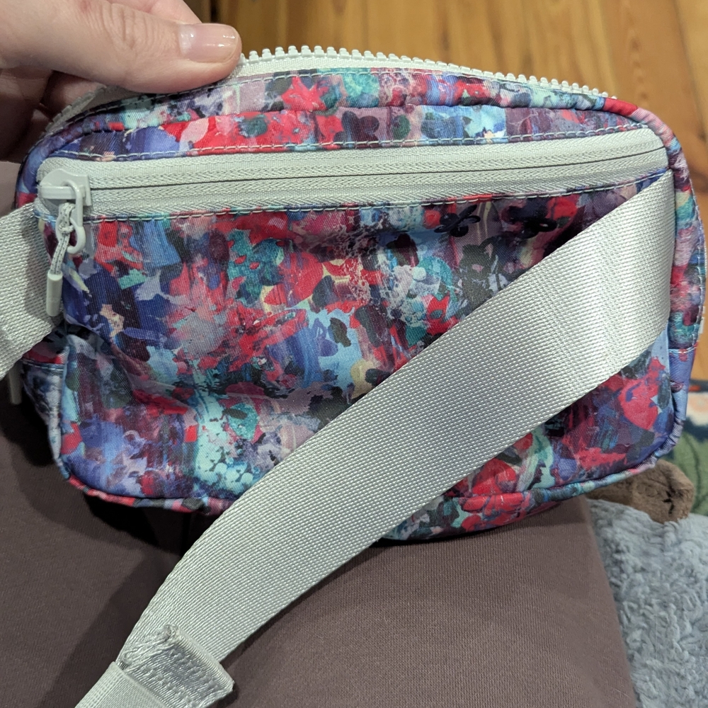 Lululemon Multicolor Floral Belt Bag. Volume 1L. Dimensions 7.5"x2" x5" - Picture 2 of 6